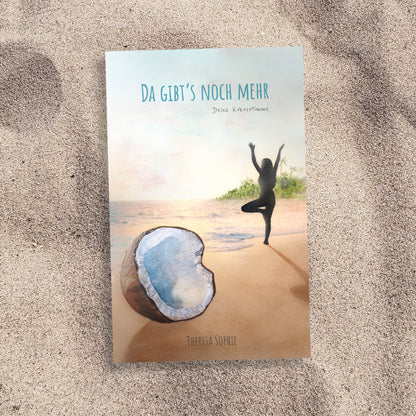 Auf Sand liegendes Buch | "Da gibt's noch mehr – Deine Kokosstimme" aus dem marly books Verlag mit der Autorin Theresa Sophie